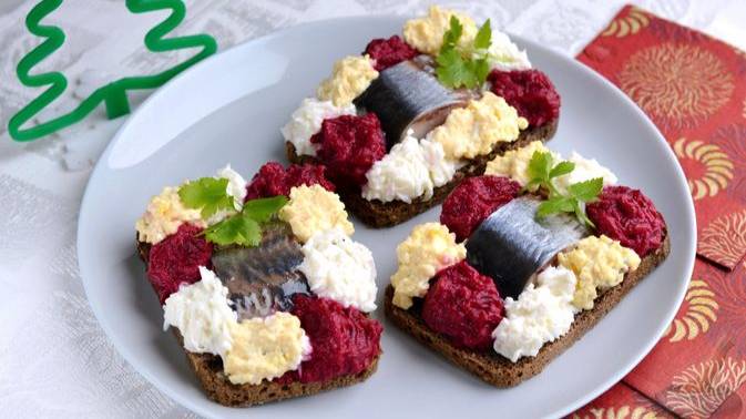 Классная идея простой закуски. БУТЕРБРОДЫ С СЕЛЬДЬЮ, ЛУКОМ И СВЁКЛОЙ