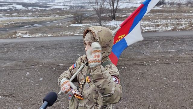 “Буду стоять до конца. До Победы”: школьник из Шахтерска каждый день приветствует военных
