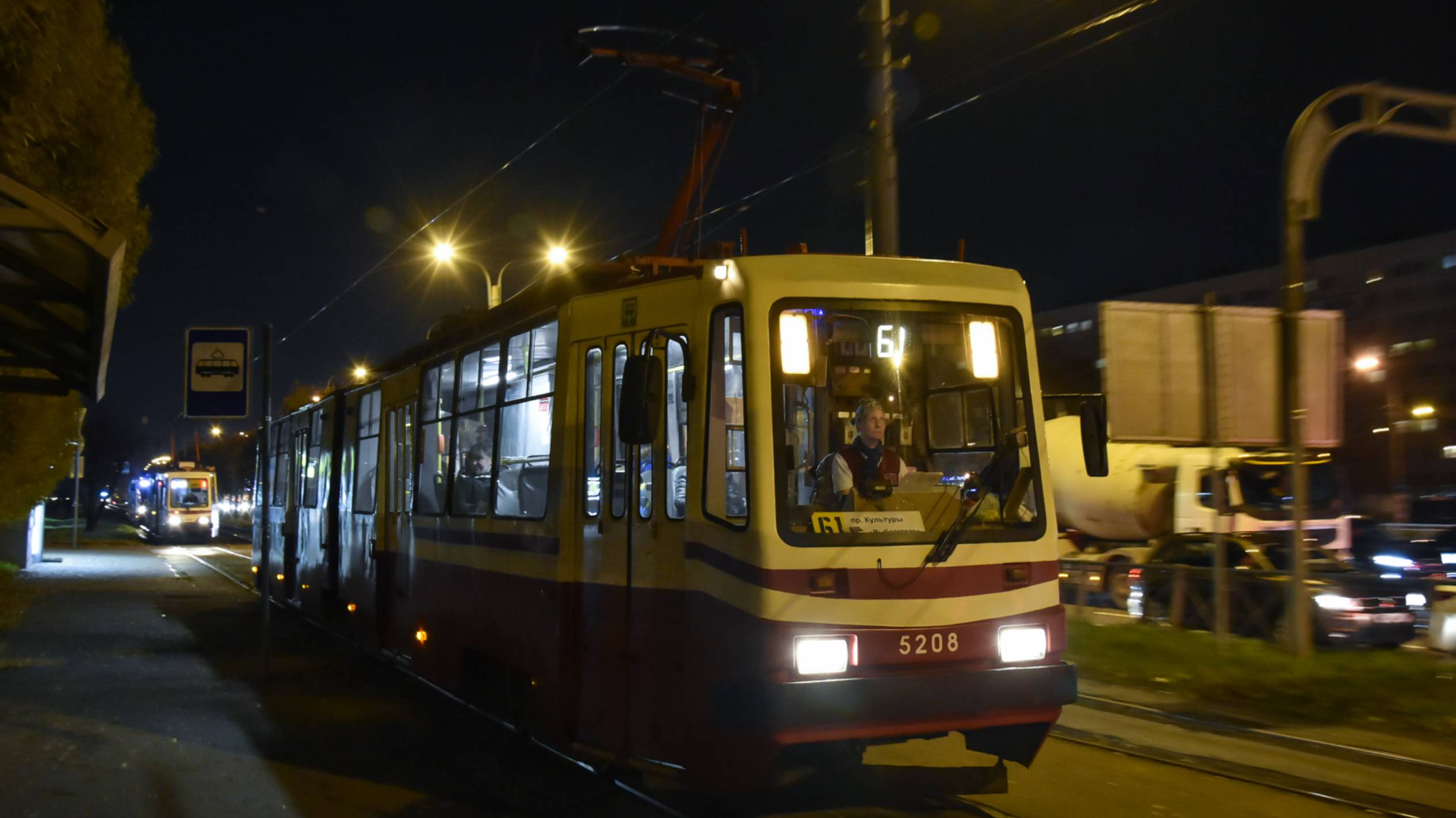 Трамваи Петербурга в сумерках-огни Большого города и редкие вагоны