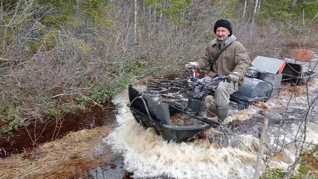Самоделки для тайги. Мотобуксировщик весной по болоту.