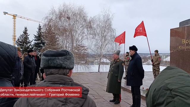 Митинг у памятника Ворошилову в Луганске