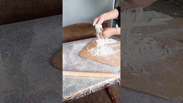 Сама готовлю домашние лапша и сварила суп