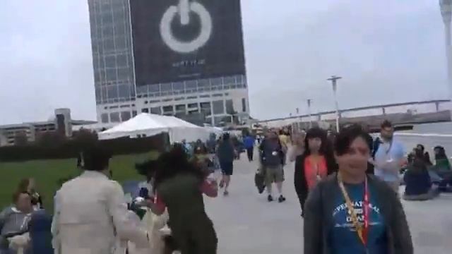 Миша убегает от фанаток