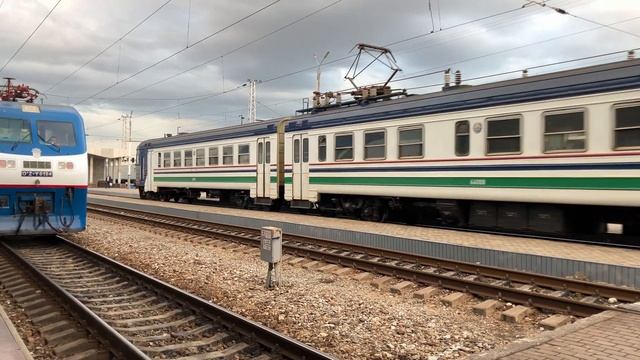 🇺🇿 ЭР9Е-660 на станции Ташкент-Пассажирский / EMU ER9E-660 under the Tashkent's azure cloudy sky.