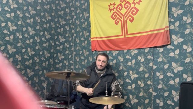 Вадим жжот на барабанах
