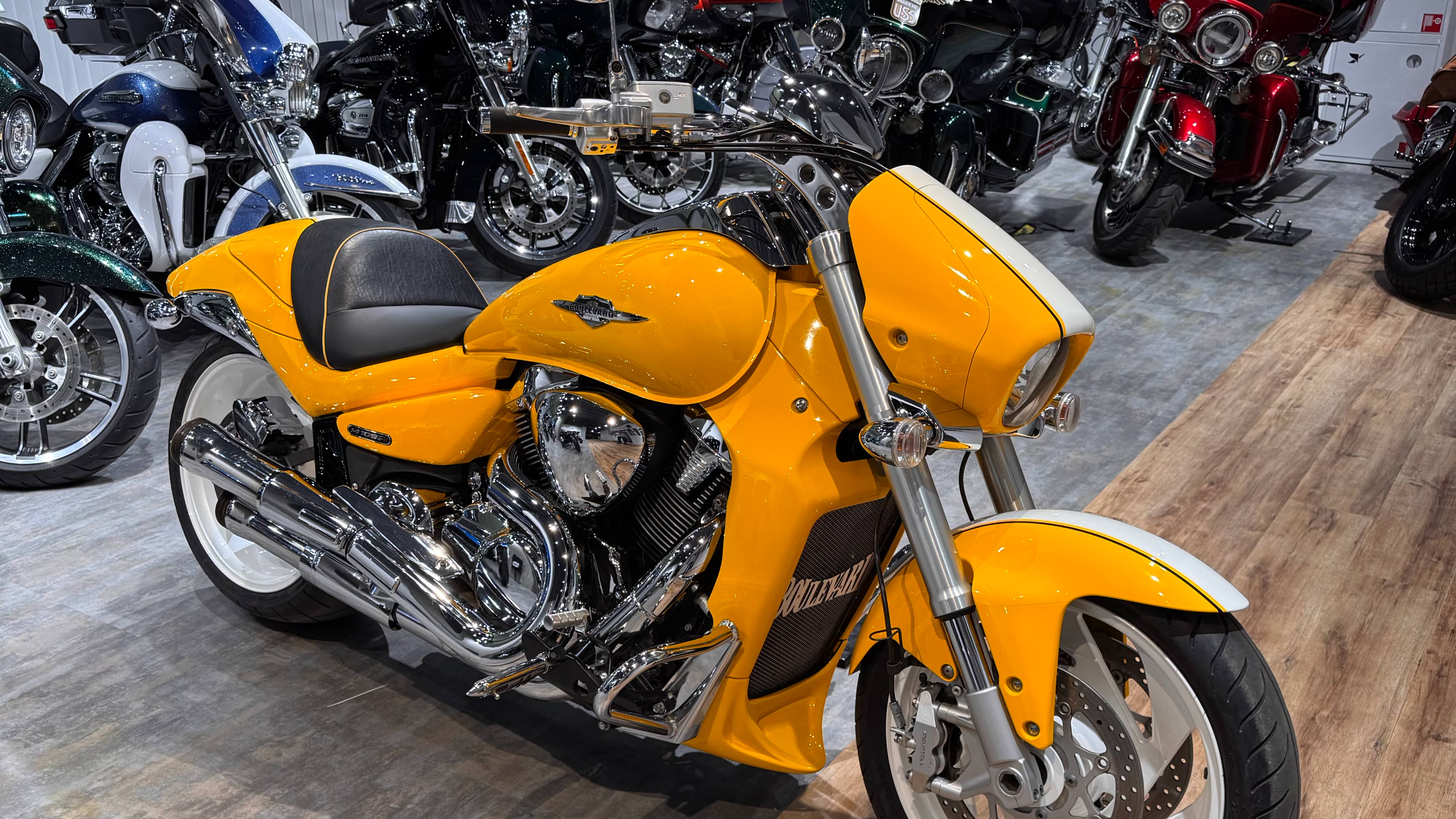 SUZUKI Boulevard M109R Yellow Dream
