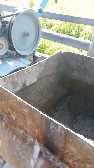 Бетономешалка из 200 литровой бочки с приводом мотоблока в действии