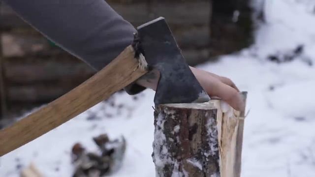 В снегопад в самой большой землянке, тепло внутри и холодная  снаружи