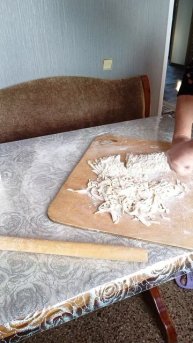 Вот как надо резать домашние лапша