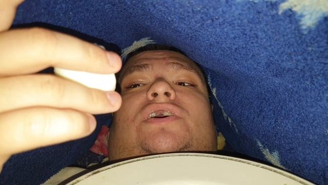 Обед на кровате под одеялом варёнными яйцами