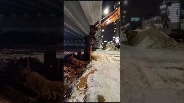 Идёт работа по устройству шпунта Ларсена. Услуги бурения тел. +7 (985) 185-77-77.