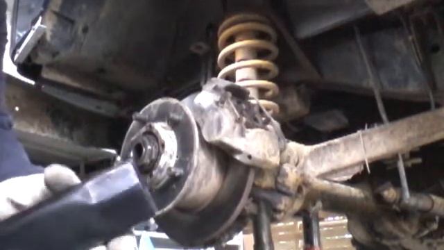 Probleme de jeu roulement sur land rover part 1 / wheel  bearing problem part 1