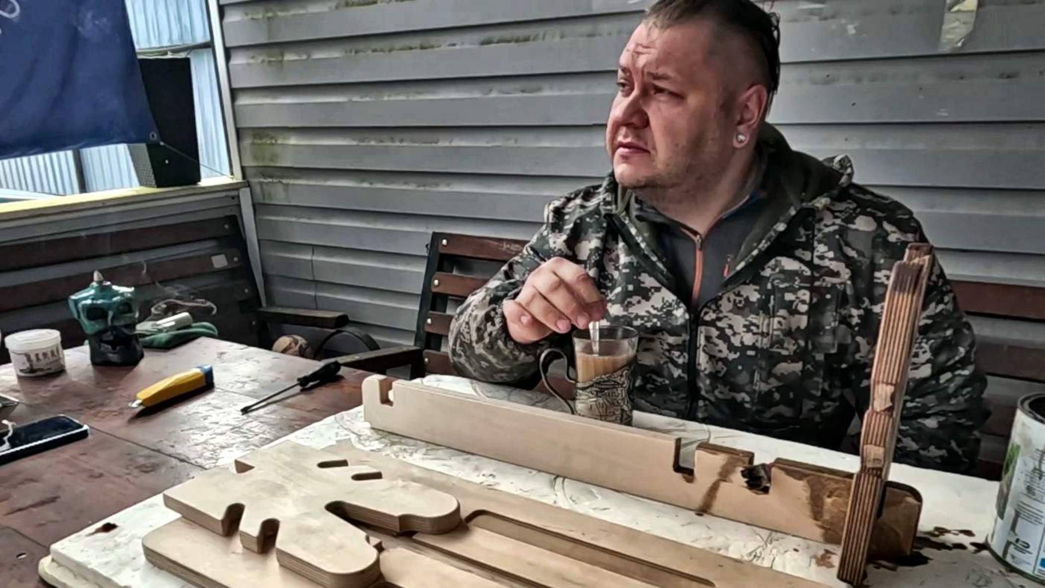 Собираем подставку для чистки оружия, вешаем фонарики)