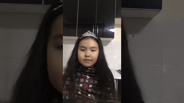 Маленькая девочка перепела Марьяну Ро