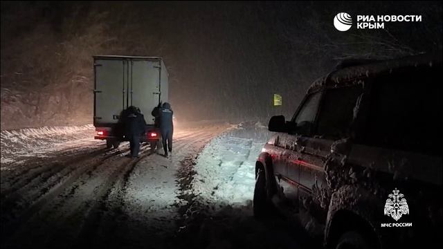 Заснеженные дороги и их опасность: МЧС помогают водителям