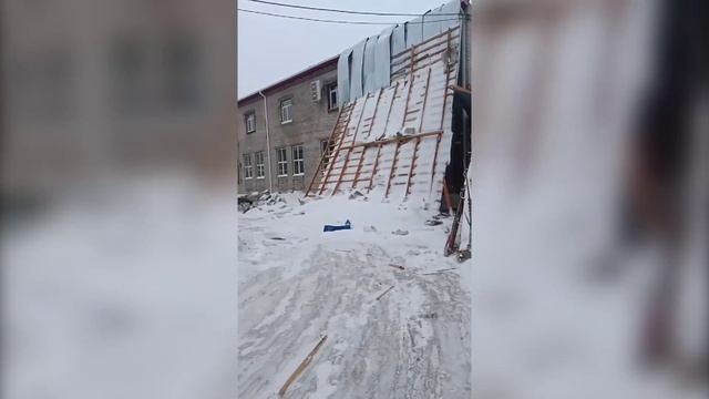 (7.02.2025) В Комсомольске из-за штормового ветра снесло крышу с одного из офисов