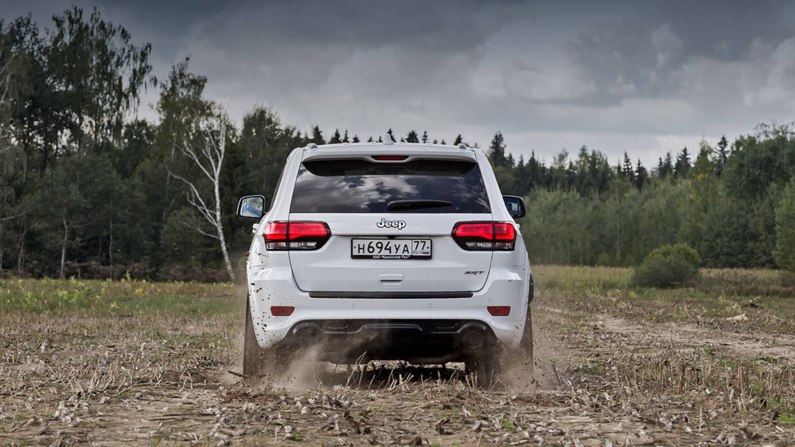 Jeep Grand Cherokee SRT8 2014 — За кадром