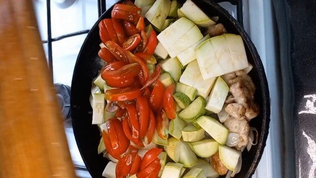 Летнее рагу с курицей и кабачком.  Быстро,  просто и очень вкусно