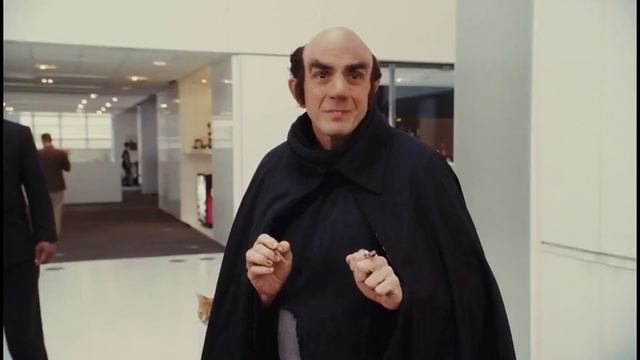 Gargamel rejuvenece a una anciana - Los Pitufos