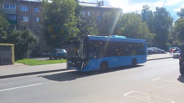 МАЗ 206 (2021 г.в.) проезжает мимо по Мирскому переулку (подробнее в описании)