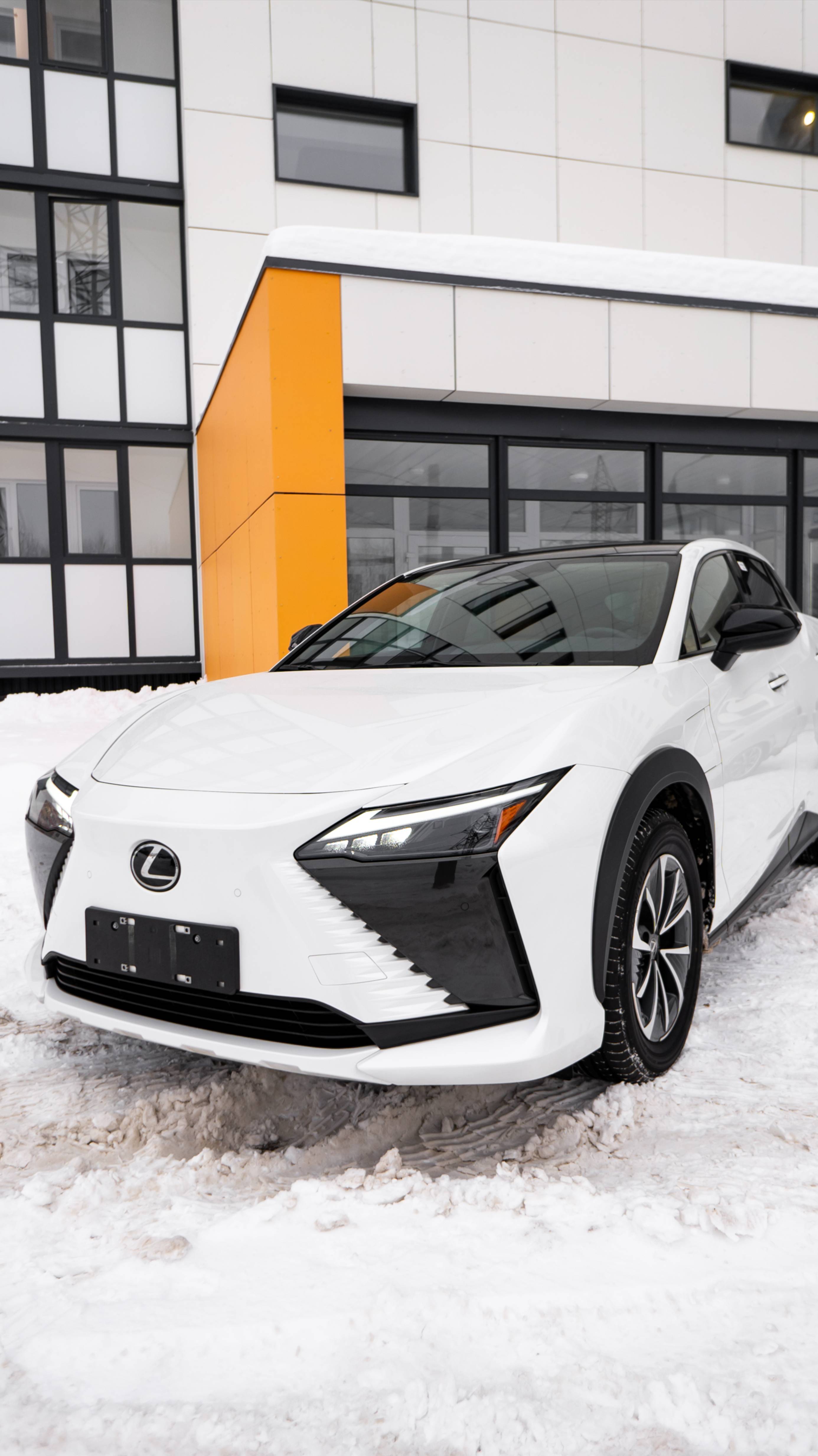 Lexus RZ 450e Premium Edition белый уже в России по цене от 6.590.000 руб!
