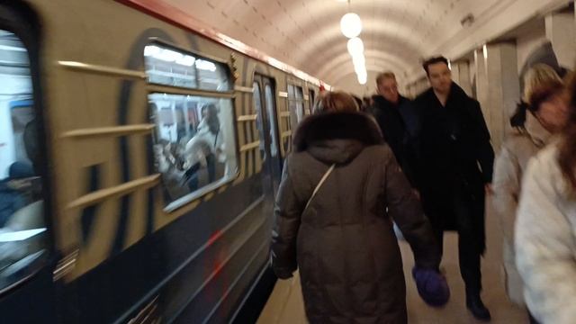 город Москва - садимся в поезд метро...