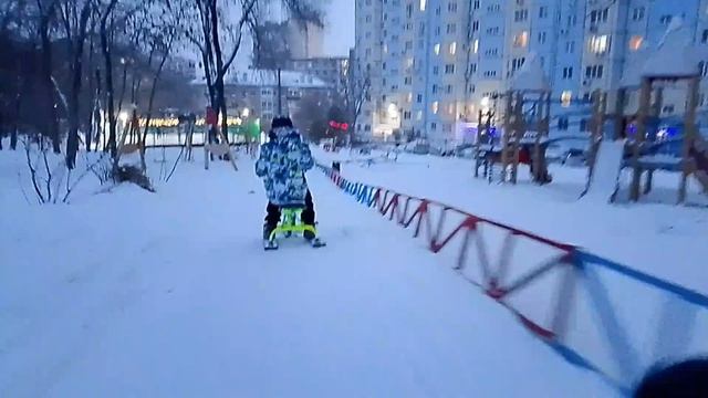катаюсь с другом на снегокате