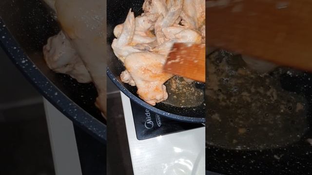 жарит курицу