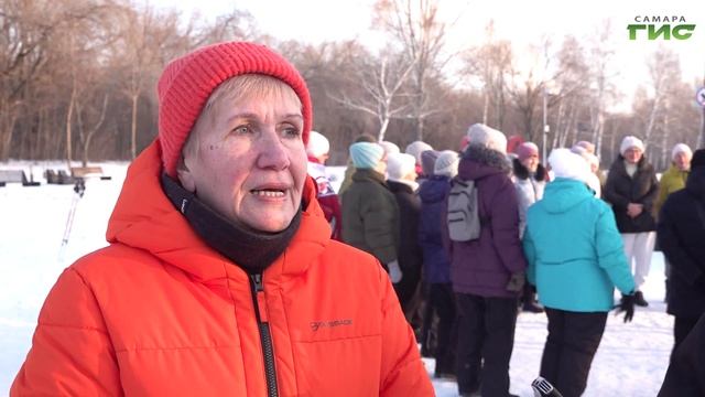 Тренировка по скандинавской ходьбе для жителей серебряного возраста прошла в парке "Молодежный"