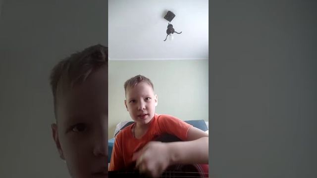 играю на гитаре