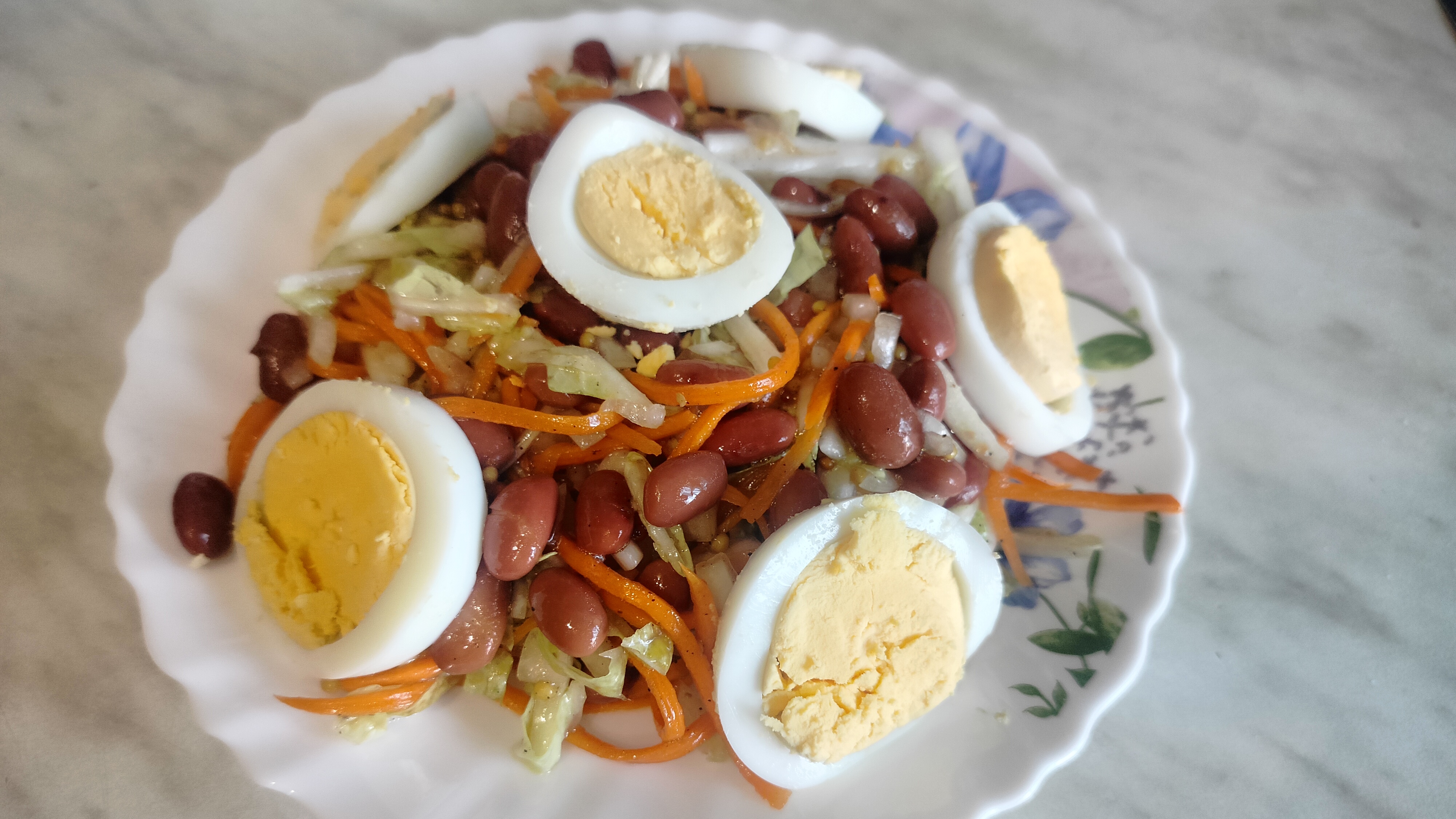 Салат с красной фасолью.