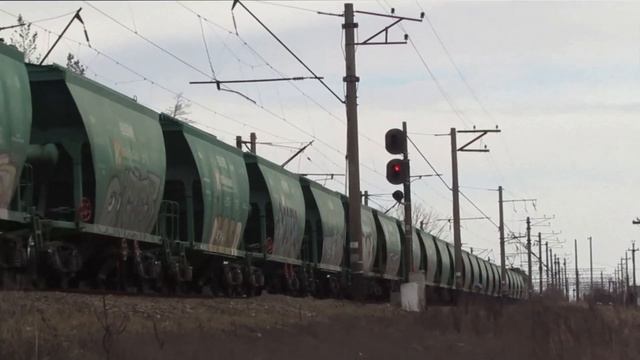 Электровоз ВЛ80Т-1452 с вагонами цементовозами