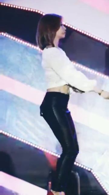 the way she fixed her mic with poker face #jiyeon #tara #shorts #kpop