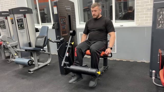 Разгибания голени в тренажёре поочередно