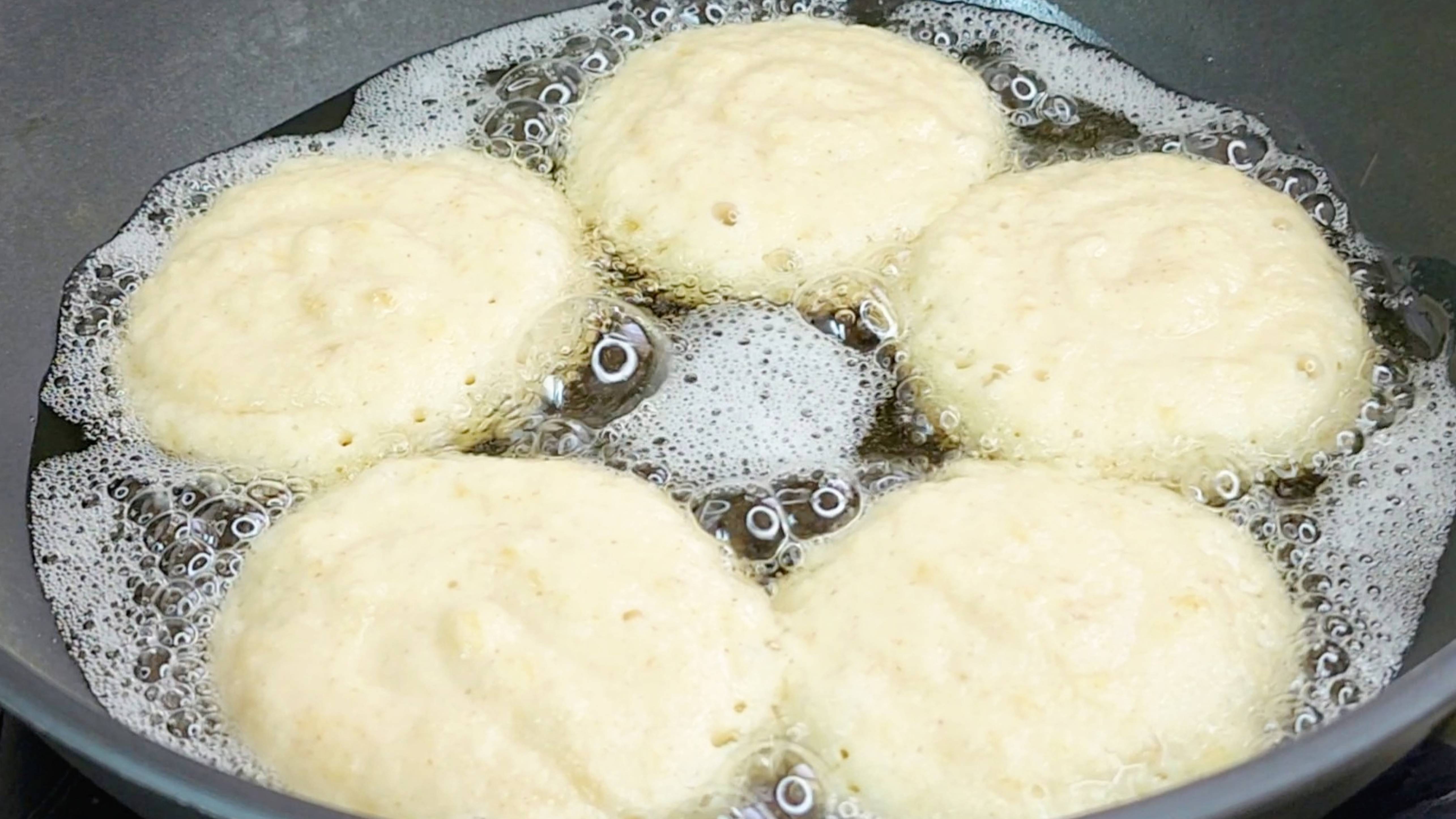 Беру банан и манку. Вкуснее в жизни не ела. Меня научила прабабушка. Невероятно вкусно