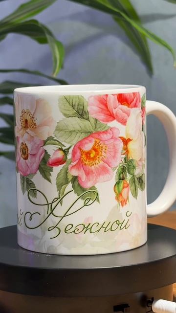 Постельные цветы будто сползли с картин великих художников и остались завпечатленными на кружке