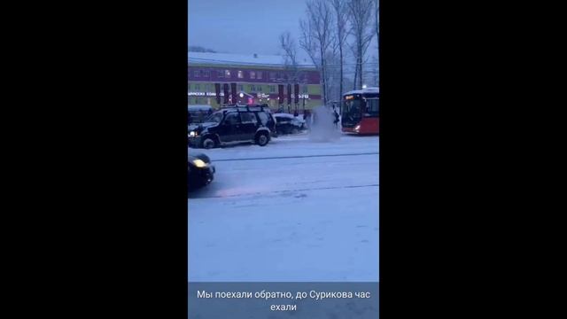 Автобусы застревают в снегу на улице Краснореченской