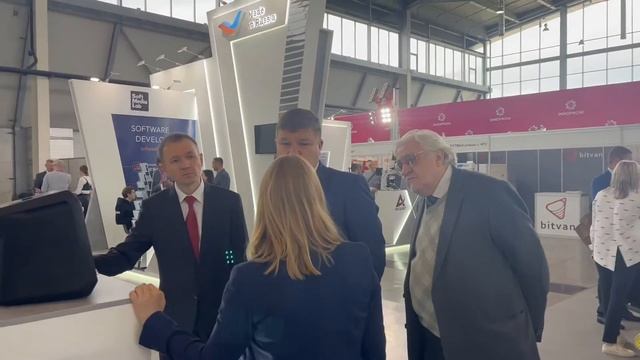 ИННОПРОМ-2022 день первый. Комплекс Крисаф собрал вокруг себя всех гостей выставки.