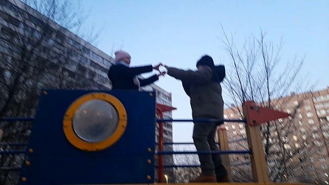 Моя сестра встречается с каким-то мальчиком!