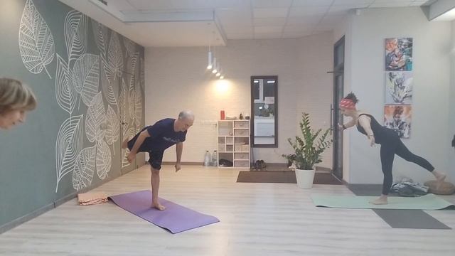 В основном расслабили плечи, ну и подышали немного