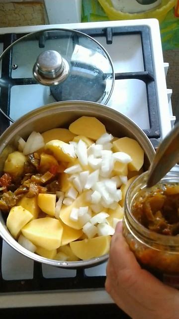 Тушу картошку с курицей солю рассолом // #shorts. #shortsvideo