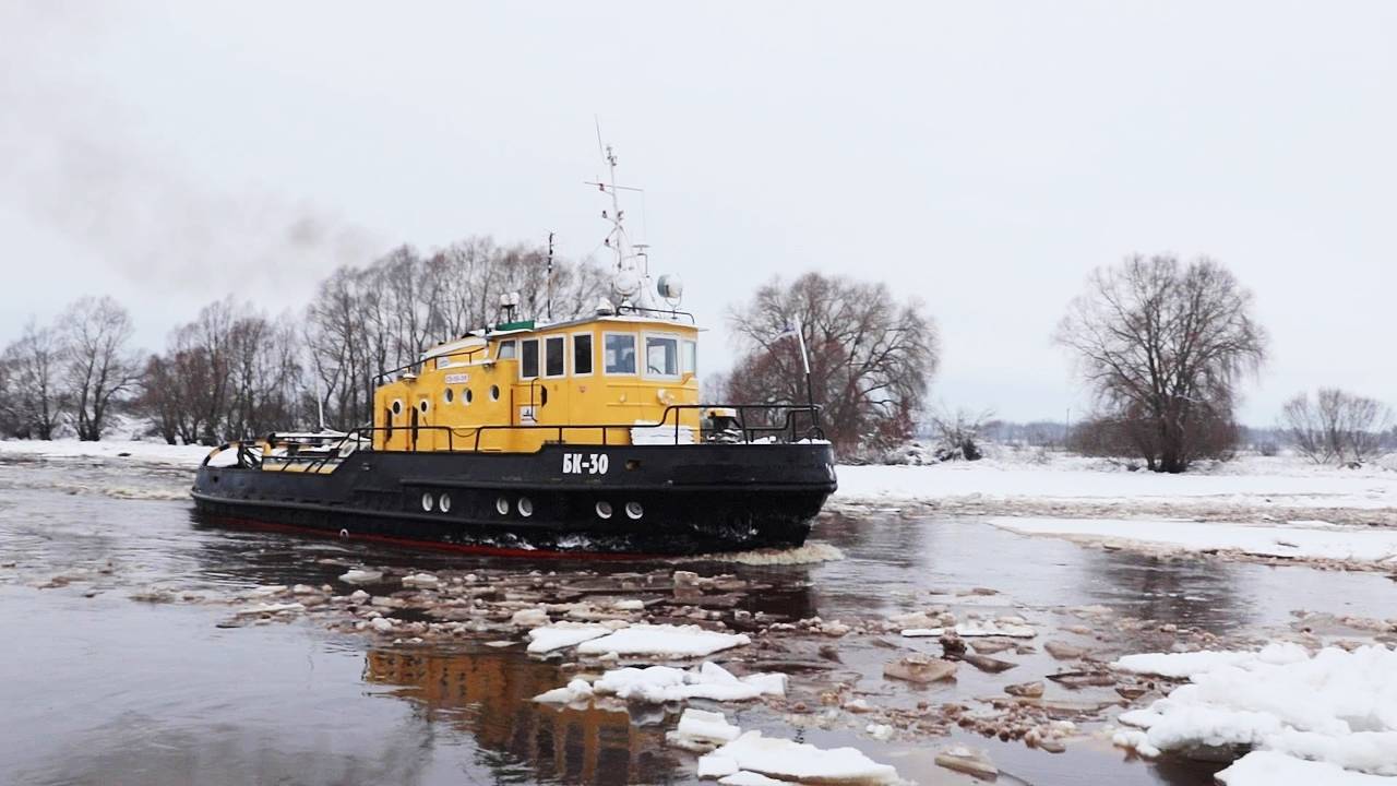 Новгородские спасатели заранее прорубают безопасную дорогу весне