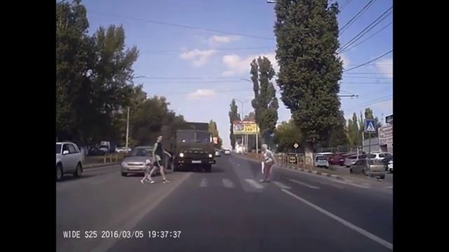 КАМАЗ СБИВАЕТ ПЕШЕХОДОВ