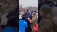Столкновения между людьми и ТЦКшниками где-то на Украине