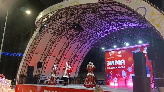 Народный ансамбль "Матрëна Арт".
 Падал снег.