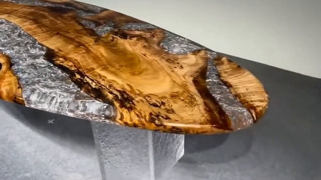 BiGi oval golden burl table