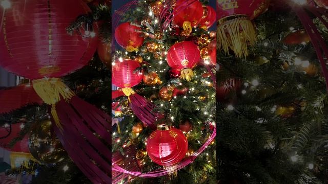 Дизайнерские Китайско-Новогодние Ëлки на Кузнецком мосту за ЦУМом