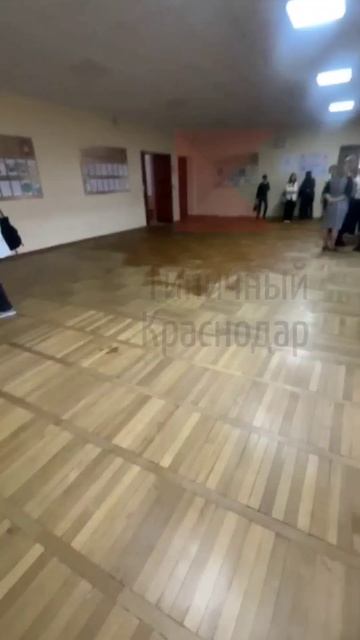 Трубу с кипятком прорвало в Гимназии №54 в Краснодаре.