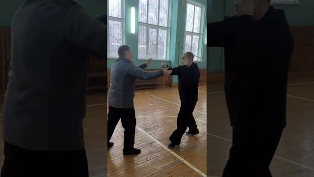 Захват под руку. Смещение центра тяжести противника. Парная работа.