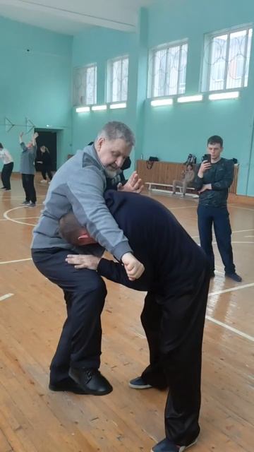 Захват под голову. Смещение центра тяжести противника 3